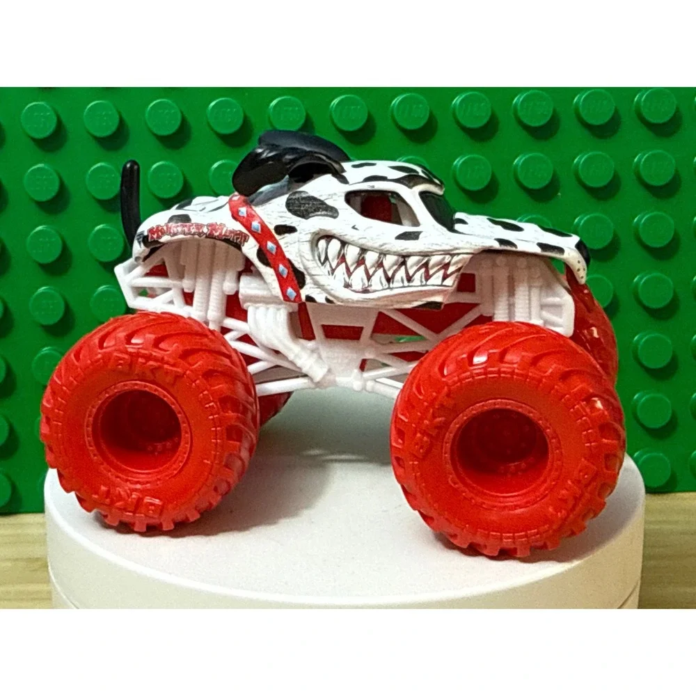 Monster Jam Monster Mutt Dalmatian 1:64 Die-Cast Truck White Red BKT Tires 2023